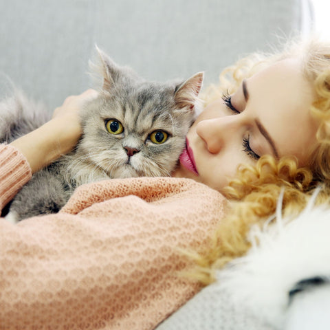 Frau kuschelt mit Katze